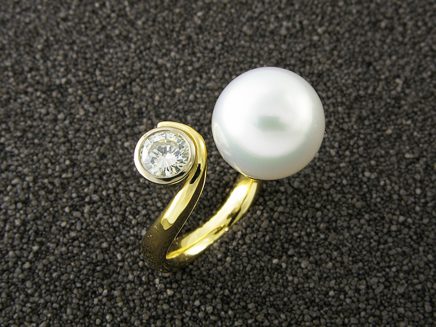 Damenring in Weiss- Und Gelbgold 750, Südseezuchtperle naturfarben, Lüster fein, semi rund, 12,5 mm und Kundenbrillant